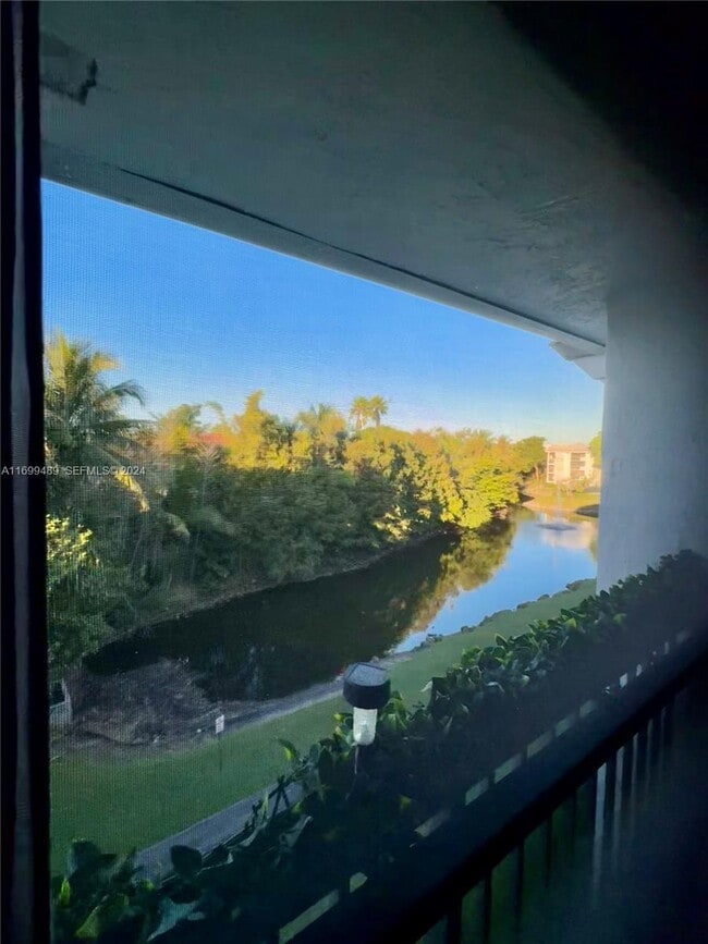 721 N Pine Island Rd in Plantation, FL - Foto de edificio - Building Photo