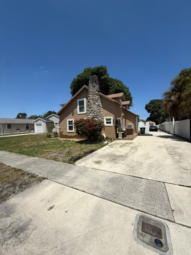 312 Fleming Ave in Greenacres, FL - Foto de edificio - Building Photo
