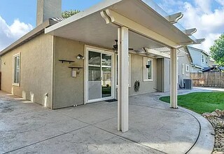 63 Guise Way in Brentwood, CA - Foto de edificio - Building Photo