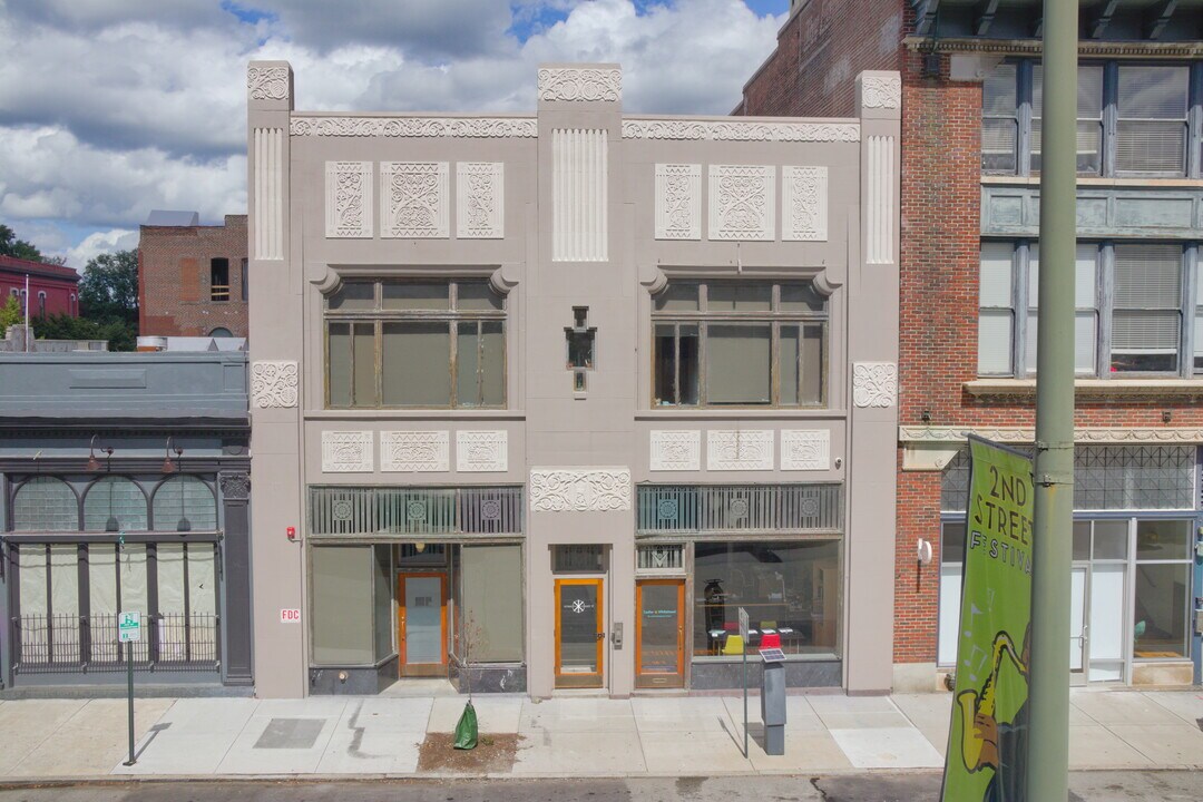210 E Grace St in Richmond, VA - Foto de edificio