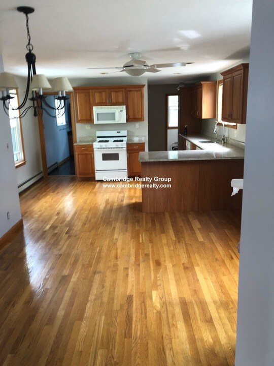 32 Robinson St, Unit 2 in Somerville, MA - Building Photo
