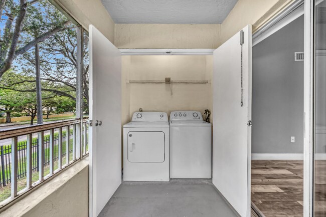 2890 N Oakland Forest Dr in Oakland Park, FL - Building Photo - Building Photo