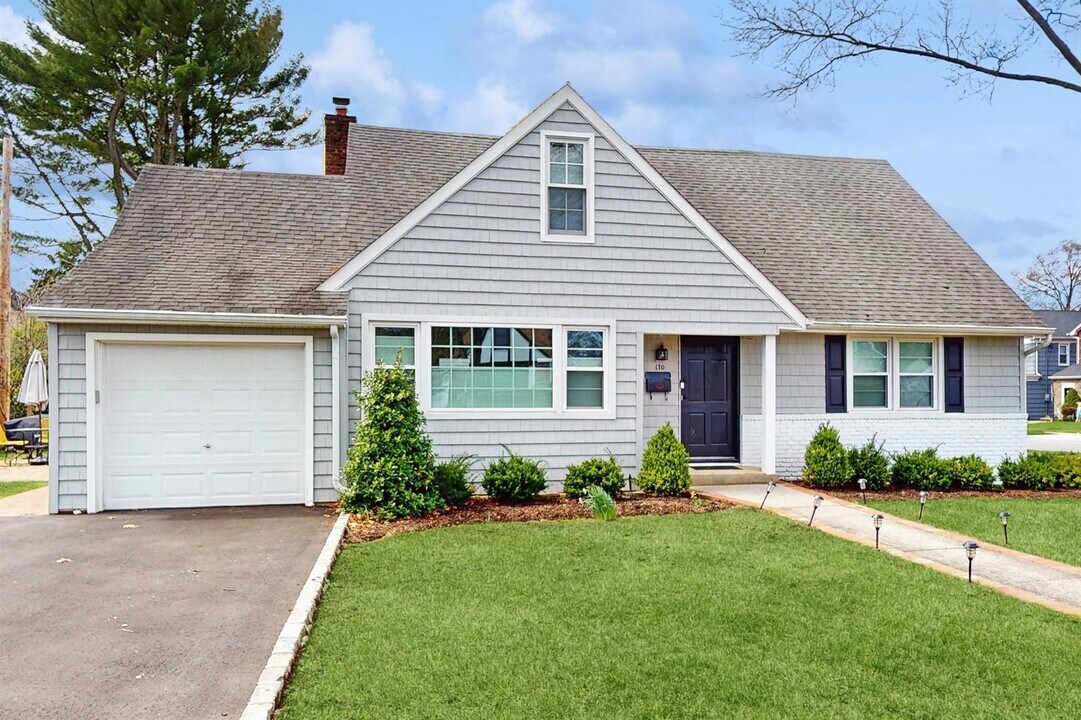 170 Wetherill Rd in Garden City, NY - Building Photo