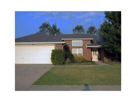 1908 SW Marquette Rd in Bentonville, AR - Building Photo