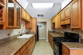 526 N Emerald Dr in Orange, CA - Building Photo - Building Photo