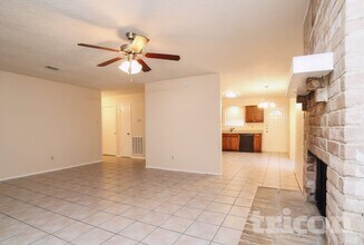 4615 Tealgate Dr in Spring, TX - Foto de edificio - Building Photo