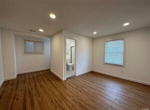300 Main St in Huntington, NY - Foto de edificio - Building Photo