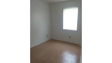 208 E Wells St in Madisonville, TX - Building Photo - Building Photo