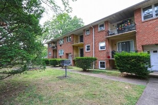 2 Westervelt Pl in Clifton, NJ - Building Photo