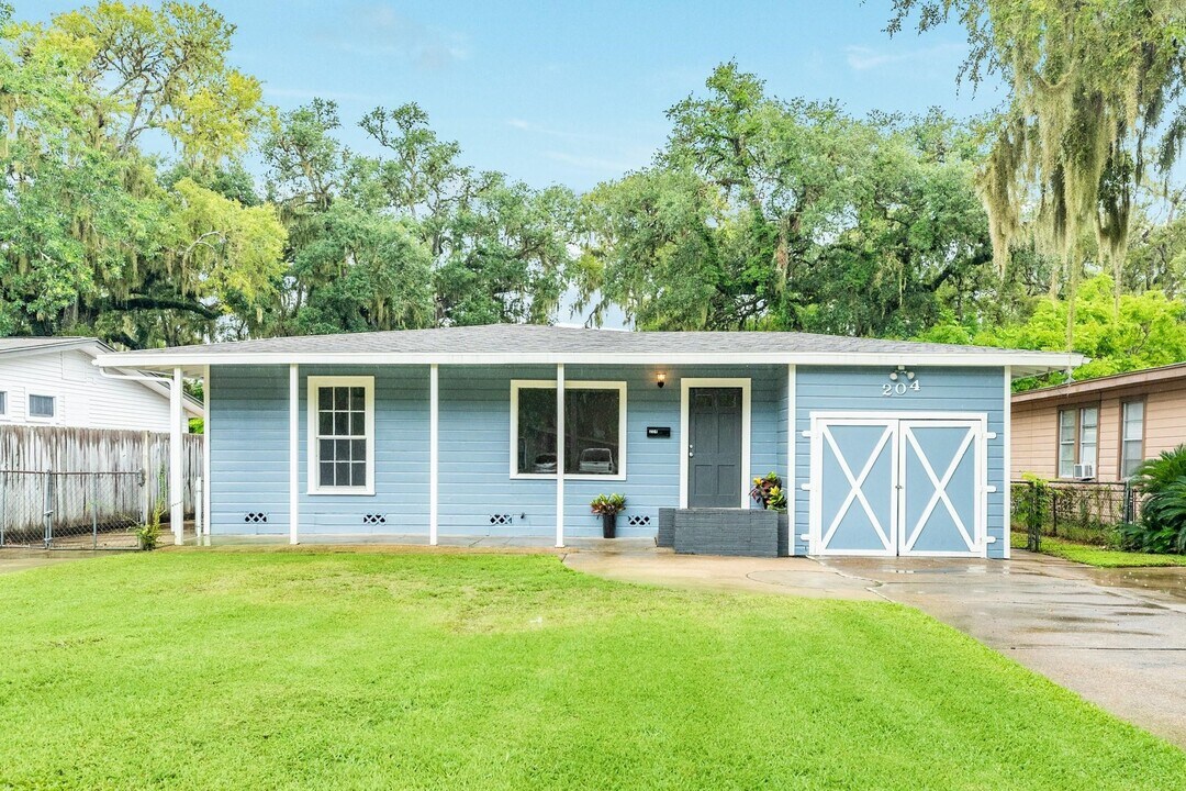 204 Jasmine St in Lake Jackson, TX - Building Photo