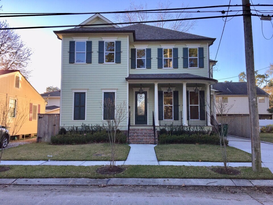 220 Labarre Dr in Metairie, LA - Building Photo