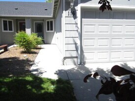 116 Cottonwood Dr in Eagle Point, OR - Building Photo