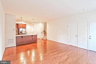 13652 Endeavour Dr in Herndon, VA - Building Photo - Building Photo