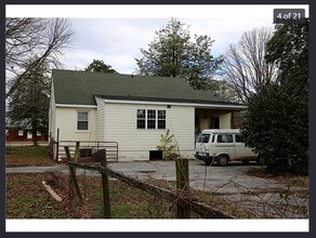 2619 Hilliard Rd in Henrico, VA - Foto de edificio - Building Photo