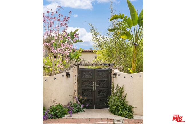 2319 Meadow Valley Terrace in Los Angeles, CA - Building Photo - Building Photo