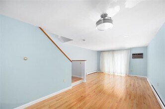 33 Sakonnet E in Tiverton, RI - Building Photo - Building Photo