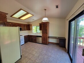 2148 Hartly Cir in Redding, CA - Foto de edificio - Building Photo