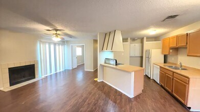 6831 Mountain Spg Dr in San Antonio, TX - Foto de edificio - Building Photo