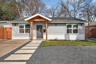 504 W Croslin St in Austin, TX - Building Photo - Building Photo