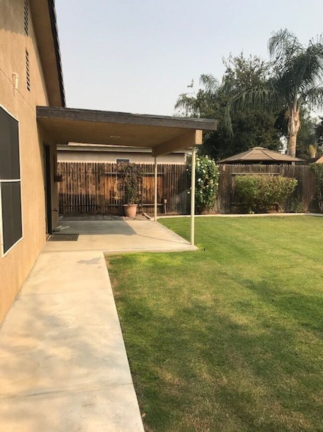 5723 Sarona St in Bakersfield, CA - Building Photo - Building Photo