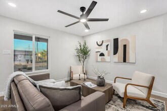 6413 E Holly St in Scottsdale, AZ - Building Photo - Building Photo