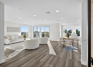 1549 Lucretia Ave in Los Angeles, CA - Foto de edificio - Building Photo