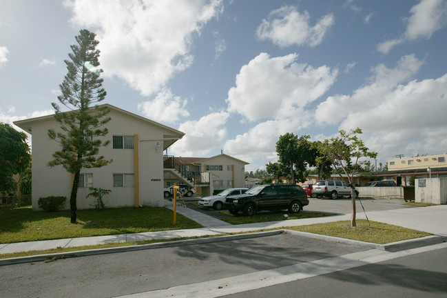 442-460 E 27th St in Hialeah, FL - Building Photo - Building Photo