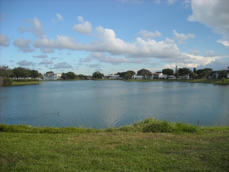 358 Chatham R in West Palm Beach, FL - Building Photo