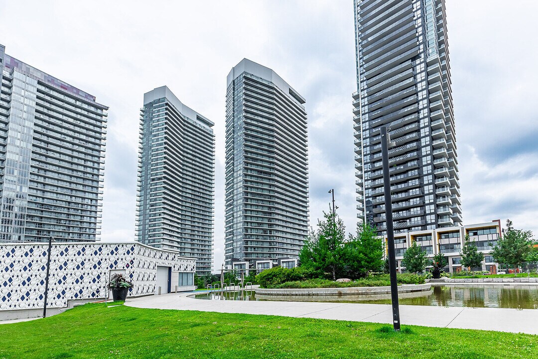 117 McMahon Dr in Toronto, ON - Building Photo