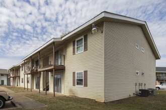 Park at Wind Trace in Huntsville, AL - Building Photo - Building Photo