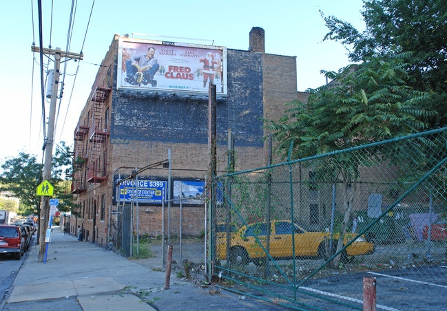 218 Mclean Ave in Yonkers, NY - Foto de edificio - Building Photo