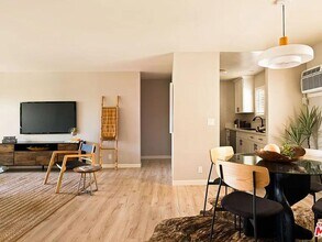 8400 De Longpre Ave in West Hollywood, CA - Building Photo - Building Photo