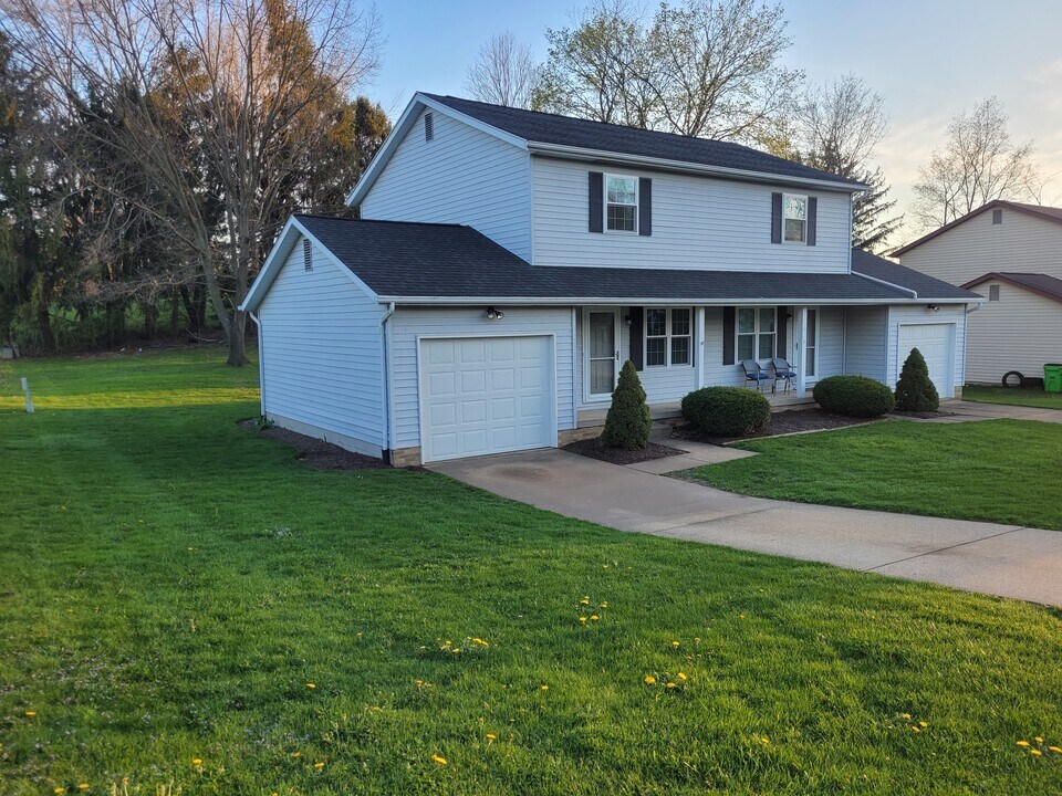 890 Postiy St NW in North Canton, OH - Foto de edificio