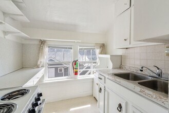 1918 Olive St in Cedar Falls, IA - Building Photo - Building Photo