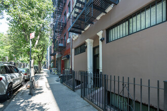 533 E 13th St in New York, NY - Foto de edificio - Building Photo