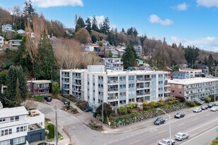 Alki Bonair in Seattle, WA - Building Photo
