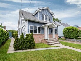 35 Birch St in Locust Valley, NY - Building Photo