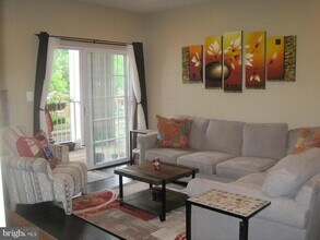 333 Elmcroft Blvd in Rockville, MD - Building Photo - Building Photo