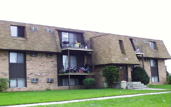 518 E Bellarmine Dr in Joliet, IL - Building Photo