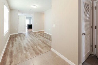 10207 Mangrove Well Rd in Sun City Center, FL - Foto de edificio - Building Photo