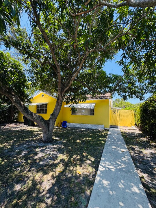 1215 C St in Lake Worth Beach, FL - Building Photo