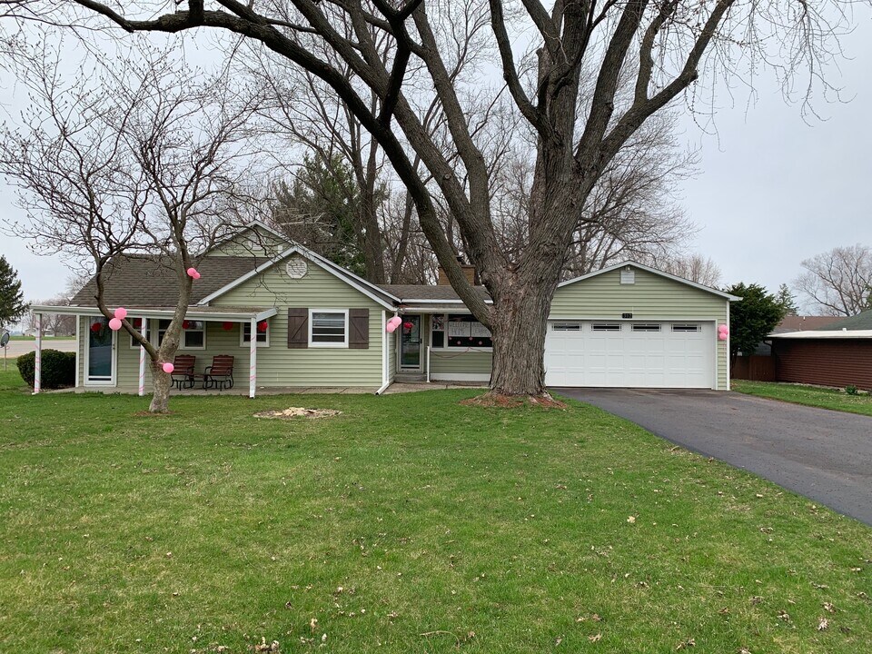 302 Canton St in Woosung, IL - Building Photo