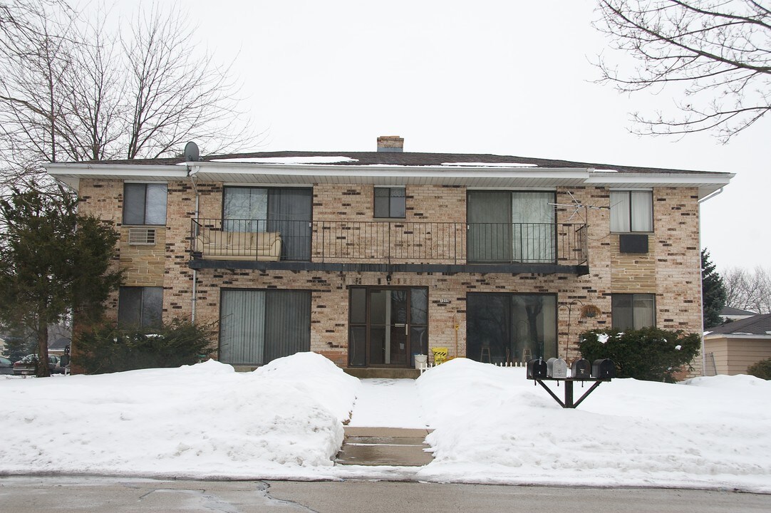 1215 Wisteria Ln in Waukesha, WI - Foto de edificio