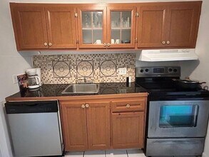 850 E Commercial Blvd, Unit 225 in Oakland Park, FL - Foto de edificio - Building Photo