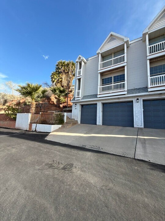 38 W 250 N in Saint George, UT - Building Photo