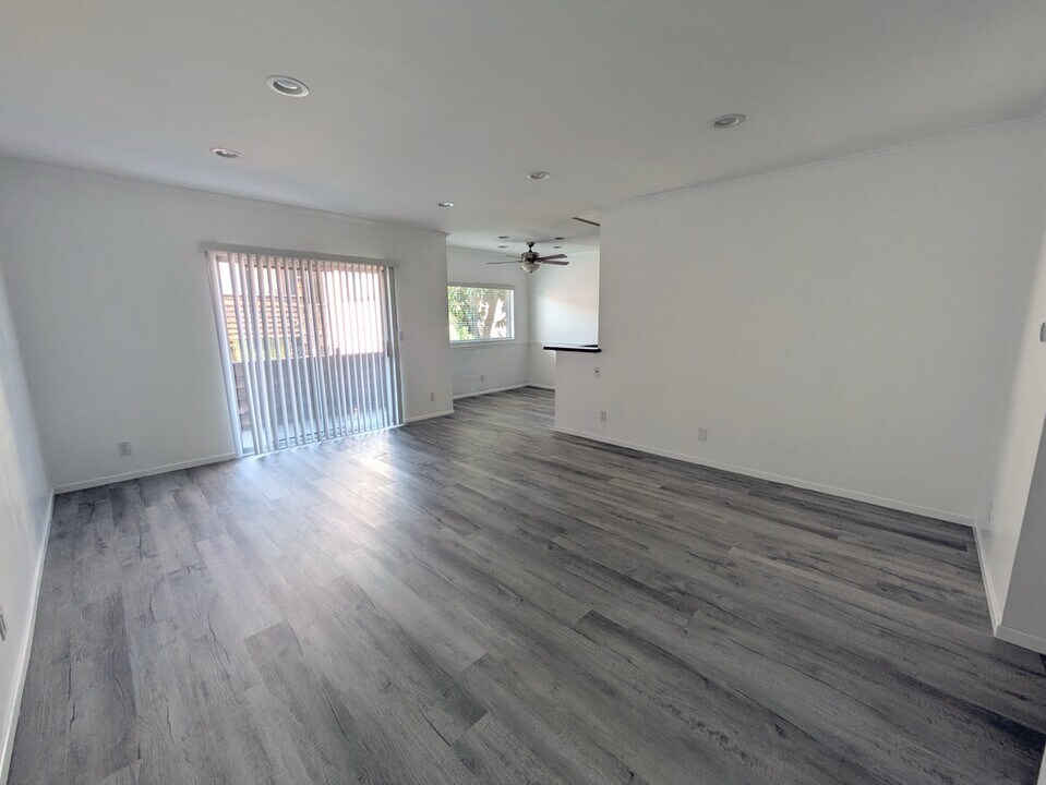 5349 Newcastle Ave, Unit 64 in Encino, CA - Building Photo