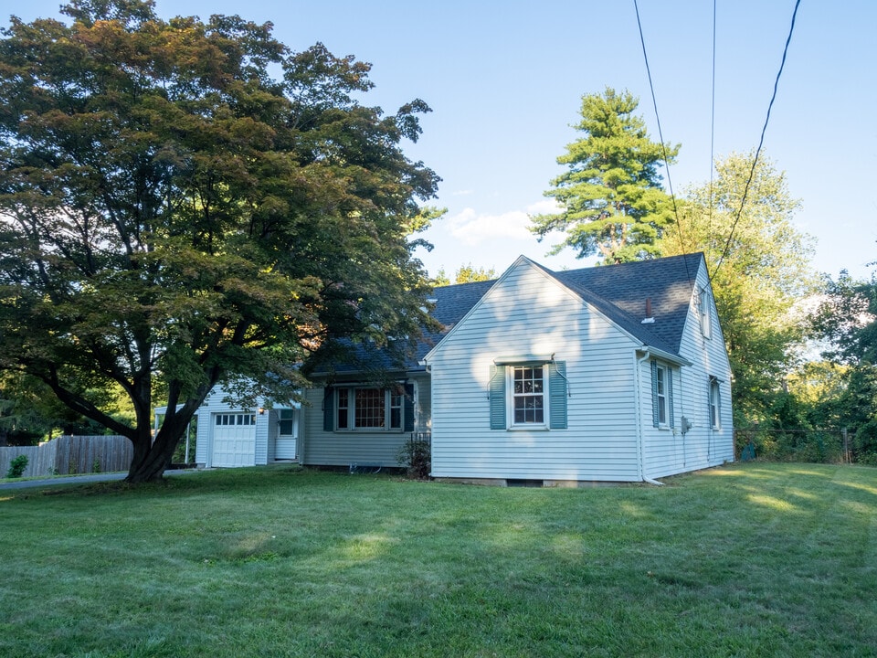 225 Cooper St in Agawam, MA - Foto de edificio