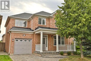 2565 Falkland Crescent in Oakville, ON - Building Photo