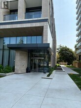 293-293 The Kingsway in Toronto, ON - Building Photo - Building Photo