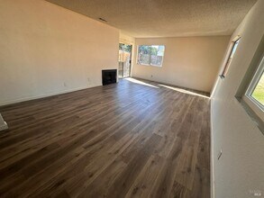 437 Ellesmere Dr in Dixon, CA - Building Photo - Building Photo